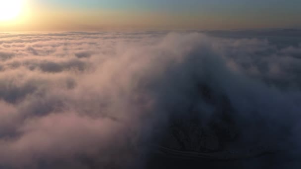 Κινηματογραφικό χρυσό ηλιοβασίλεμα ή ανατολή πάνω από το cloudscape. Στιγμιαία εναέρια ώρα σούρουπο - Πλάνα, βίντεο