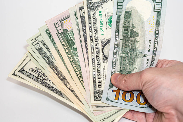 Amerykańskie dolary w dłoni na białym tle, amerykańskie dolary - Zdjęcie, obraz