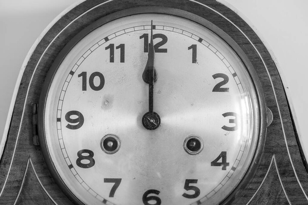 Schwarz-Weiß-Foto einer antiken Uhr mit 12 Uhr - Foto, Bild