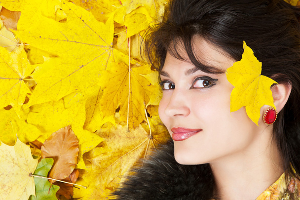 Chica acostada en hojas de otoño
. - Foto, imagen