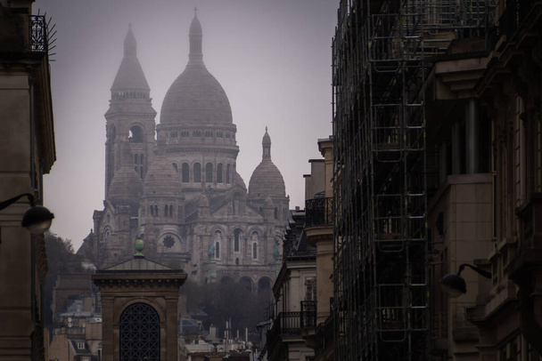 Misty Sacre Coeur Párizs utcáiról, Franciaország - Fotó, kép