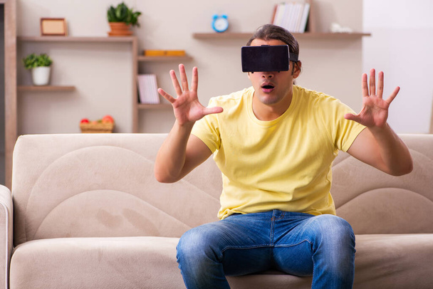 Молодой человек в виртуальных очках дома - Фото, изображение