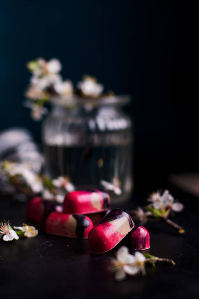 Шоколад сладкий бон-боны окрашены в красный и черный цвета - Фото, изображение
