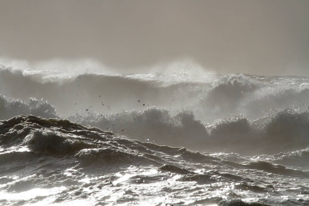 Große brechende Meereswelle mit Gischt an einem stürmischen Tag - Foto, Bild