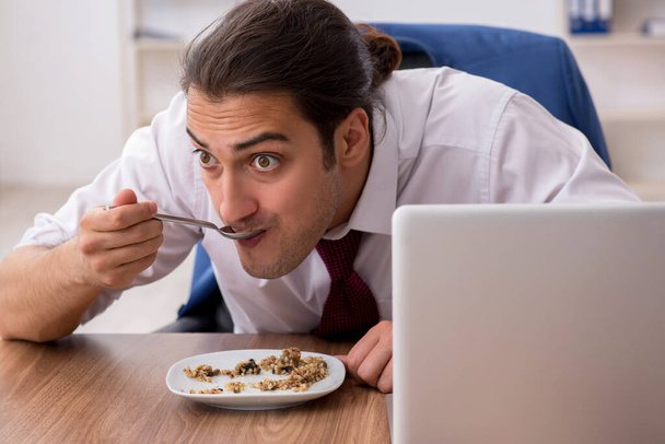 Nälkä mies työntekijä syö tattari tauon aikana - Valokuva, kuva