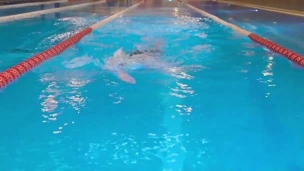 Mladý muž plavat plazit přední pohled zpomalený pohyb. - Záběry, video
