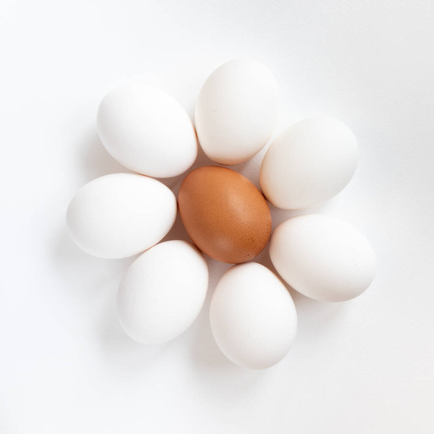 Csoport fehér friss tojás, izolált fehér alapon - Fotó, kép