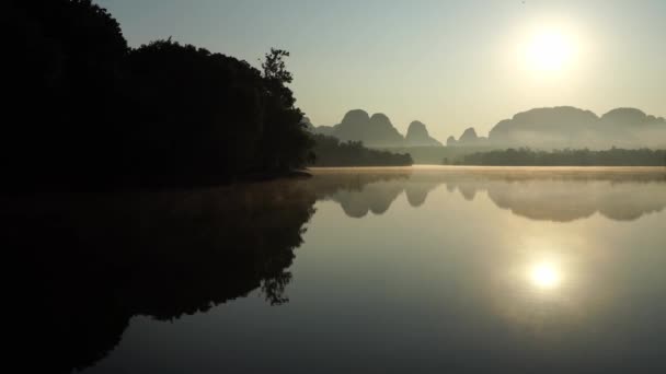 berg reflectie op water in meer met zonsopgang - Video