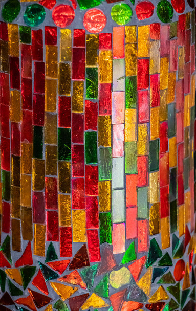 Eine Nahaufnahme des bunten Glases aus Kacheln einer exotischen Lampe - Foto, Bild