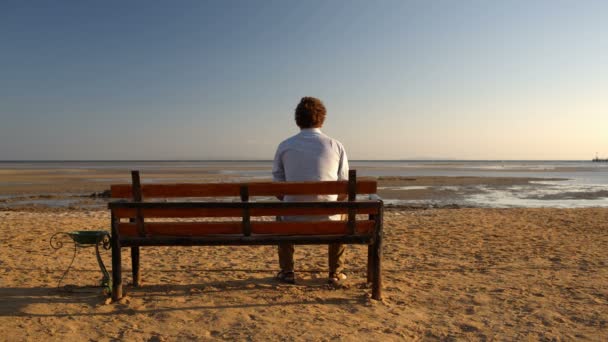 ビーチに単独で坐っている人 - 映像、動画