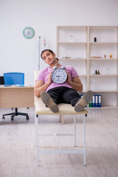 Junge männliche Patienten warten in Zeitmanagement-Konzept auf Arzt - Foto, Bild