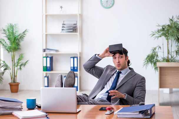 Jovem funcionário masculino vestindo óculos virtuais no escritório - Foto, Imagem