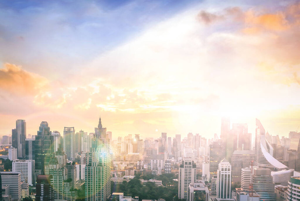 Conceito futuro da indústria: Cidade grande em fundo incrível céu por do sol. Banguecoque, Tailândia, Ásia - Foto, Imagem