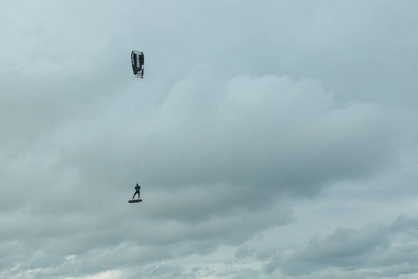 カイトサーファーはドイツの北海の空を飛ぶ - 写真・画像