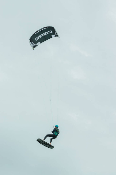 кайтсерфер летает по небу Северного моря в Германии - Фото, изображение