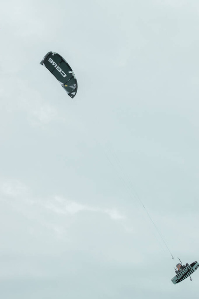 kitesurfer lentää Pohjanmeren taivaan yli Saksassa - Valokuva, kuva