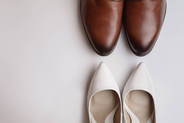 Zapatos de boda para novia y novio sobre fondo blanco, vista superior - Foto, imagen