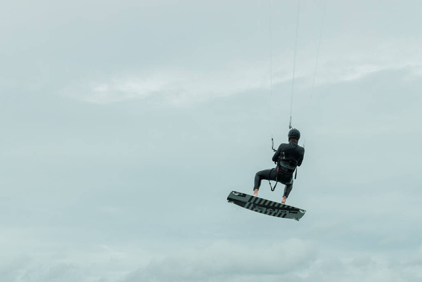 kitesurfer lata po niebie Morza Północnego w Niemczech - Zdjęcie, obraz