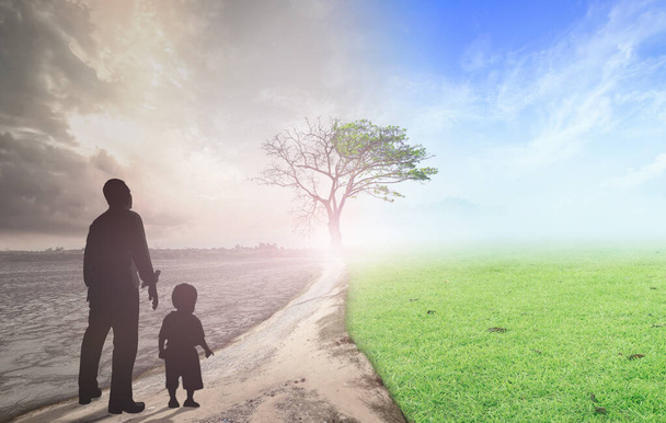 Nowa normalna koncepcja: Ojciec i syn stojący nad połową drzewa między pogarszającym się klimatem a dobrym tłem atmosfery - Zdjęcie, obraz