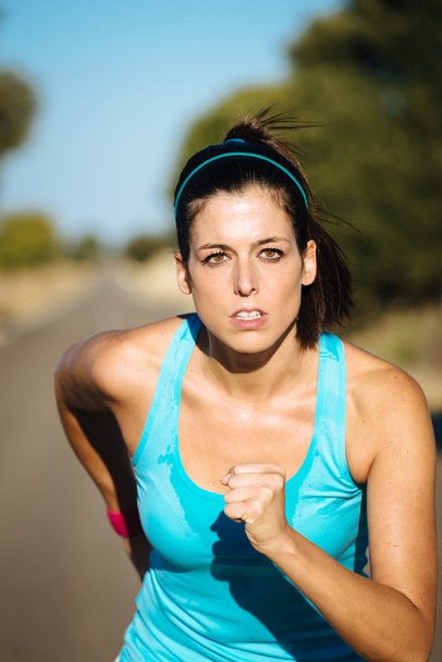 nő intenzív futás - Fotó, kép