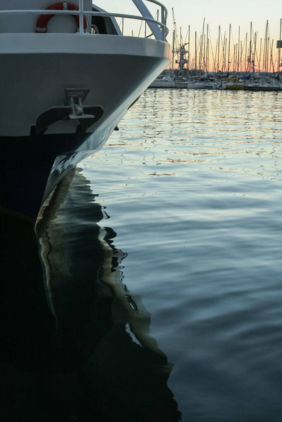 Reflet de la coque d'un voilier ancré dans le port de Toulon, sur les mers bleues de la Méditerranée, lors d'un après-midi d'été ensoleillé - Photo, image