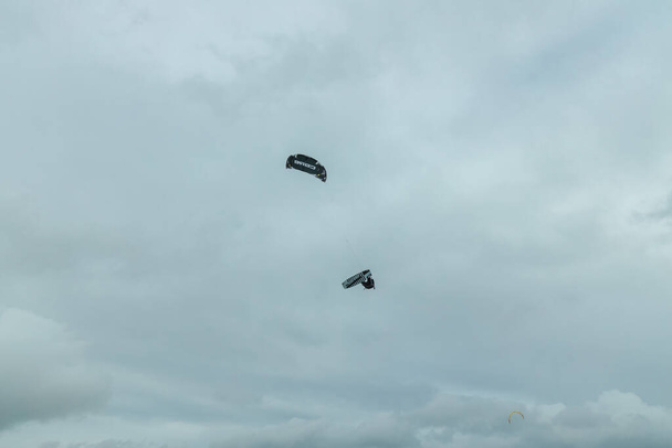 kitesurfer vola attraverso il cielo del Mare del Nord in Germania - Foto, immagini