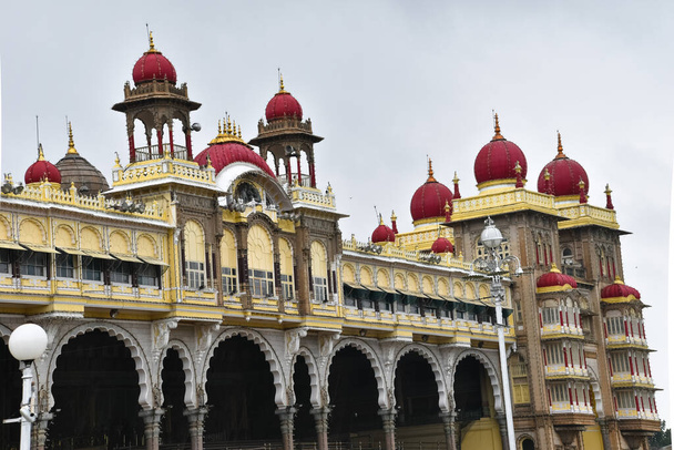 Крупный план дворца Майсур, Карнатака, имеющий индо-исламистский ар - Фото, изображение