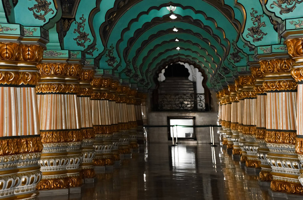  Sala darbar Raj di mysore, e questo sembra davvero bello con le combinazioni di colori (verde, oro, giallo, ecc), le opere d'arte nelle pareti, i tetti ecc. - Foto, immagini