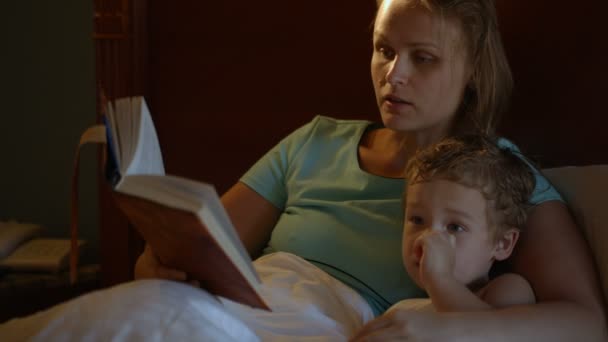 matka i syn przed snem - Materiał filmowy, wideo
