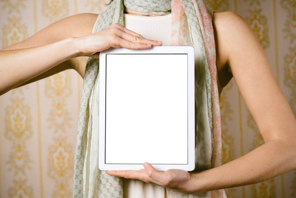 Vintage fashion woman showing tablet screen - Фото, зображення
