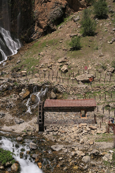 Водопады Капузбаси являются источником водопадов, расположенных в границах деревни Капузба Яхьяльского района. один из самых высоких водопадов Турции и является вторым по величине водопадом в мире. - Фото, изображение