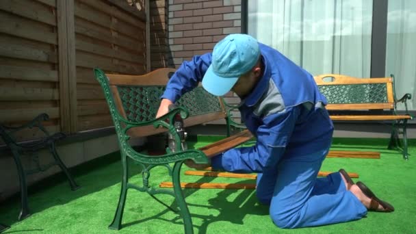 Képzett ezermester összeszerelni retro pad elektromos csavarhúzóval - Felvétel, videó