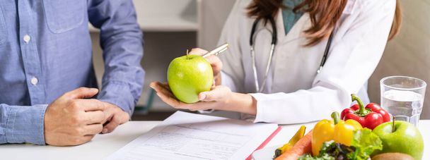Ravitsemusterapeutin konsultointi terveellisiä hedelmiä ja vihanneksia, oikea ravitsemus ja ruokavalio käsite - Valokuva, kuva