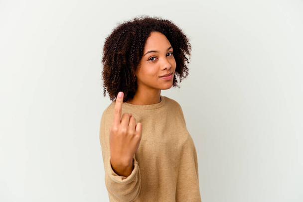 Joven afroamericana mestiza aislada señalándote con el dedo como si invitaras a acercarte. - Foto, Imagen