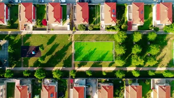 Luftaufnahme von Wohnhäusern im Sommer - Filmmaterial, Video