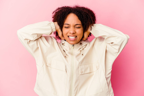 Jeune femme afro-américaine métissée isolée couvrant les oreilles avec des mains essayant de ne pas entendre un son trop fort. - Photo, image