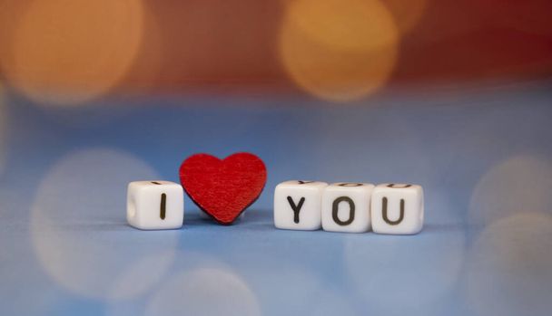 Ik hou van je op een gekleurde achtergrond. Valentijnsdag. Het concept van liefde en schoonheid - Foto, afbeelding