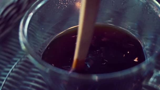 замедленное движение, ложка перемешать смешивая горячий черный кофе напиток в стеклянной чашке - Кадры, видео