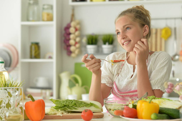 beautiful teenager girl coocking  on  kitchen - Valokuva, kuva