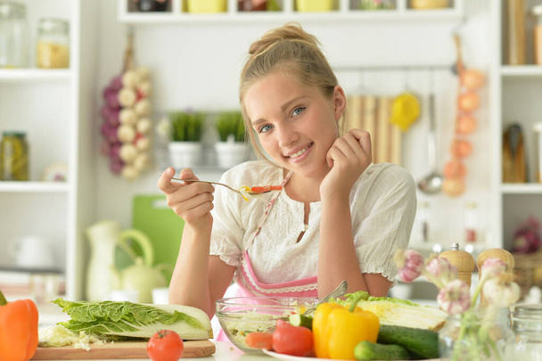 beautiful teenager girl coocking  on  kitchen - Φωτογραφία, εικόνα