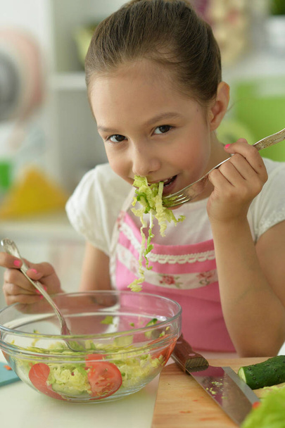 beautiful  girl eating salad on  kitchen - Fotoğraf, Görsel