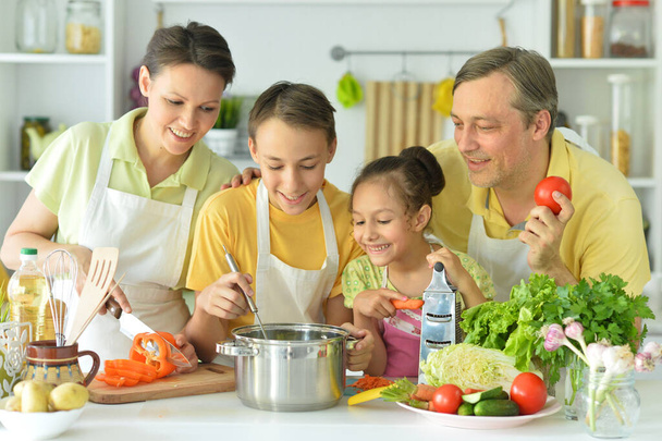 Nette Familie kocht gemeinsam in der Küche - Foto, Bild