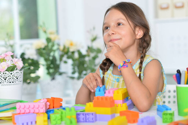 happy cute little girl playing with cubes - Foto, afbeelding