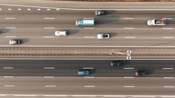 Autók és teherautók hajtanak végig autobahn fehér jelzésekkel - Felvétel, videó