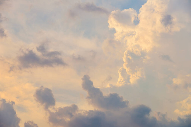 Nuvens cumulus na hora do pôr do sol, paisagem nublada - Foto, Imagem