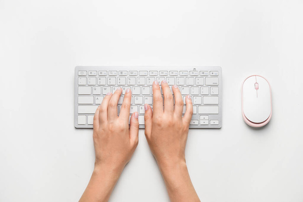Mains féminines avec clavier d'ordinateur sur fond blanc - Photo, image