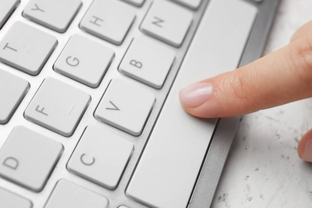 Female hand with computer keyboard, closeup - Foto, afbeelding