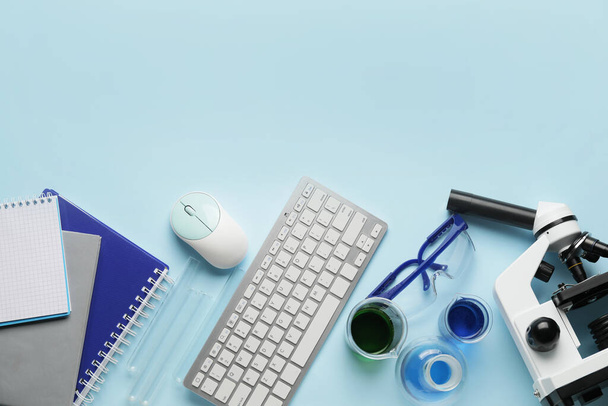 Computer keyboard, mouse and microscope on color background - Foto, afbeelding