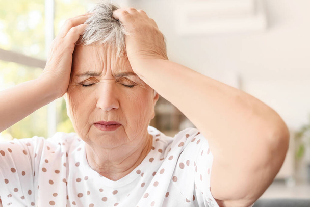 Stressaantunut vanhempi nainen kärsii päänsärystä - Valokuva, kuva