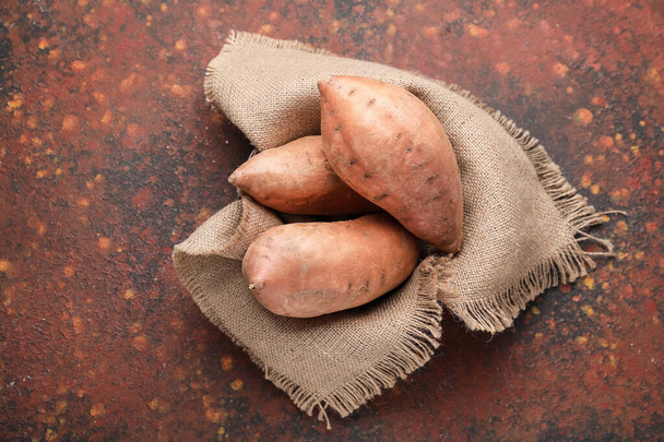 Arkaplanda taze tatlı patatesler - Fotoğraf, Görsel